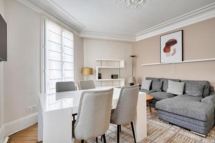 Luxurious 2 Bedroom Arc de Triomphe Dôme Free Netflix - image 28