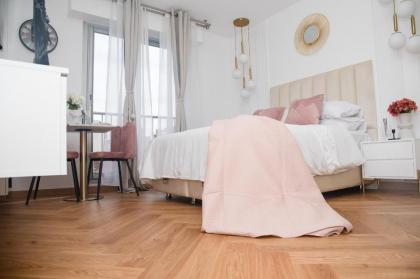 Paris' Premium Romantic Studio - image 22