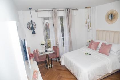 Paris' Premium Romantic Studio - image 28