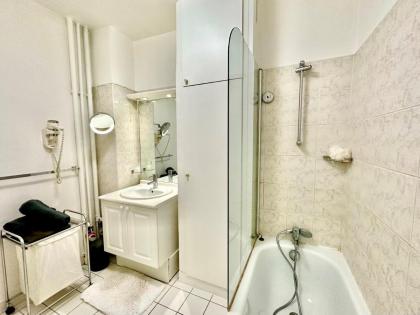 Trocadero Eiffel Tower Arc de Triomphe - image 22