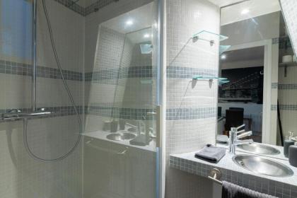 Luxurious 1 Bedroom Tour Eiffel Saint Dominique Free Netflix - image 23