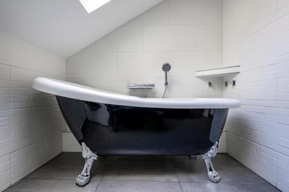 Veeve - Loft Luxe in the Boho 20th - image 23