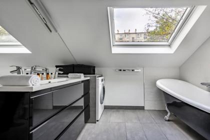 Veeve - Loft Luxe in the Boho 20th - image 24