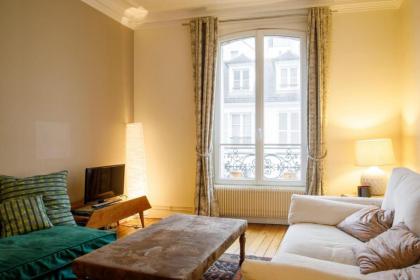 Stylishly Decorated 2BD Apartment Montmatre! - image 24
