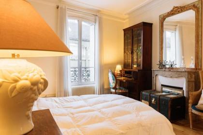 Stylishly Decorated 2BD Apartment Montmatre! - image 27
