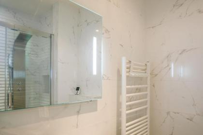 Stylishly Decorated 2BD Apartment Montmatre! - image 28