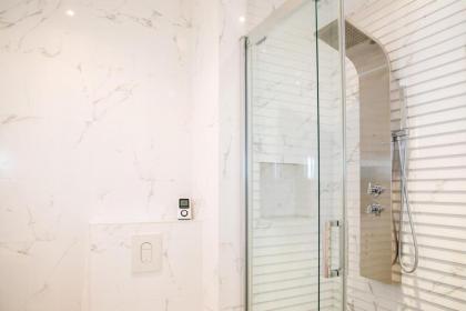 Stylishly Decorated 2BD Apartment Montmatre! - image 29